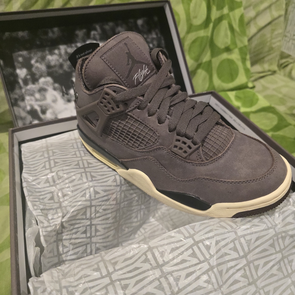 BRAND NEW IN BOX--Jordan Air 4 (A MAMANAIREs)  Retro Violet Ore and Medium Ash